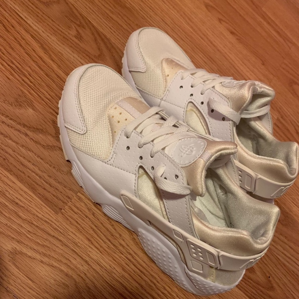 Nike huarache youth shoes